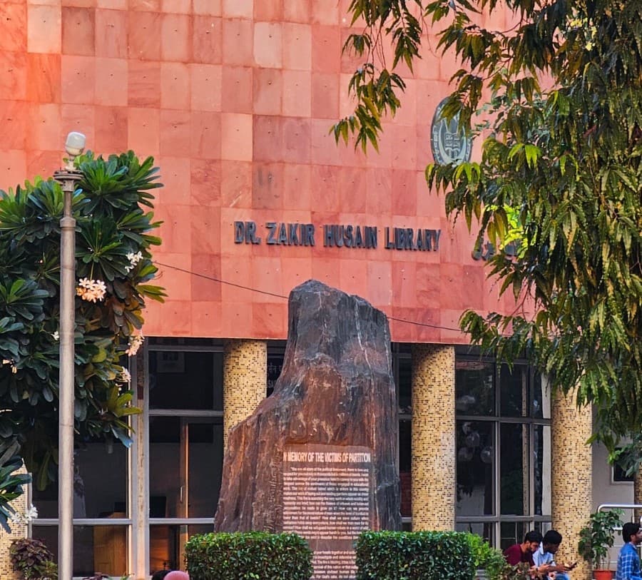 Jamia Millia Islamia University Academic Building photo 9